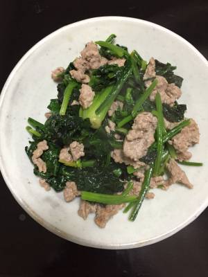 ほうれんそうと豚ひき肉の炒め物