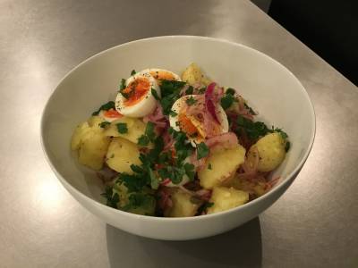 半熟卵とじゃがいものサラダ