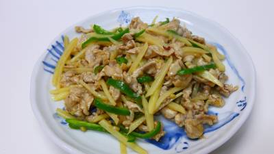 豚こまとじゃがいものせん切り炒め