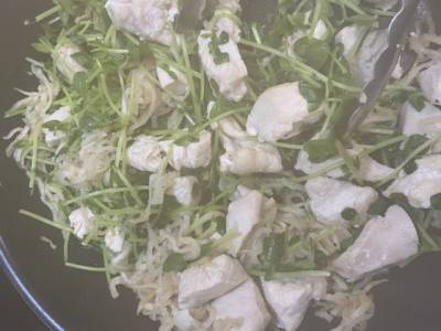 鶏肉と豆苗の塩にんにく炒め