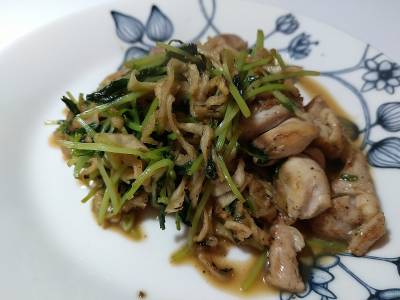 鶏肉と豆苗の塩にんにく炒め