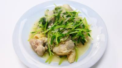 鶏肉と豆苗の塩にんにく炒め