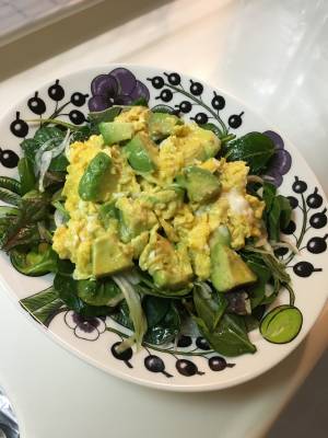 アボカドとふわとろ卵のサラダ