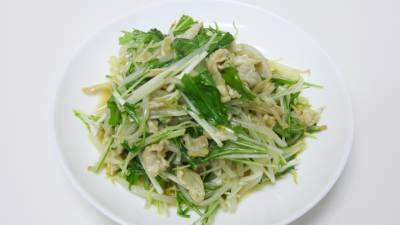 もやしと鶏皮の炒め物