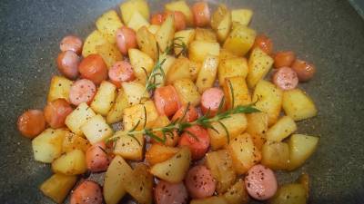 カリカリポテトとウインナーのハーブ炒め