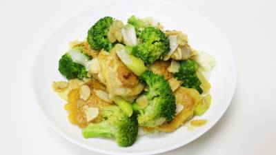 鶏肉とブロッコリーのアーモンド炒め