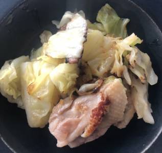 鶏とキャベツの塩蒸し焼き
