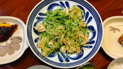 鶏肉と豆苗の塩にんにく炒め