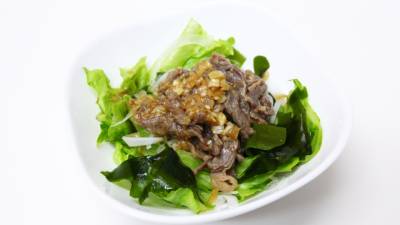 わかめと焼き肉のサラダ