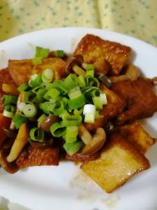厚揚げときのこのバターじょうゆ炒め