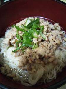 レンジで鶏そぼろのぶっかけそうめん