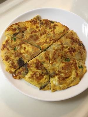 肉じゃがでオムレツ