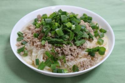 レンジで鶏そぼろのぶっかけそうめん