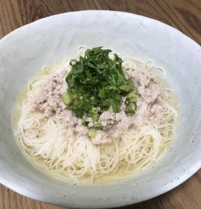 レンジで鶏そぼろのぶっかけそうめん
