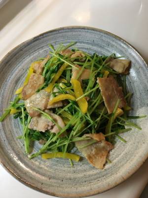 豆苗と豚肉のたくあん炒め
