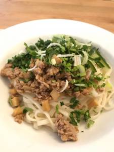 きゅうりとひき肉の汁なしタンツー麺