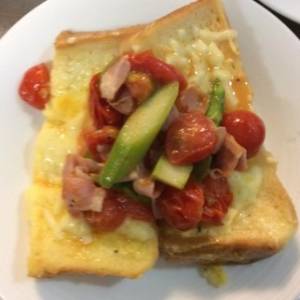 アスパラとトマトのフレンチトースト