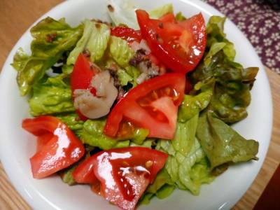 ホット・アンチョビ・ドレッシングのサラダ