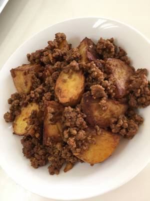 新じゃがとひき肉のカレー炒め