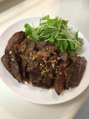 ビーフステーキにんにくバターソース