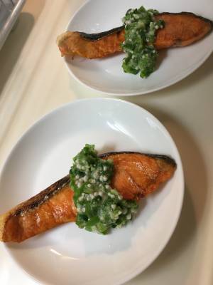 塩ざけのたたきオクラソース