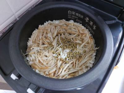 ごぼうと実山椒の炊き込みご飯