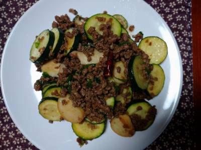 牛ひき肉とズッキーニの炒め物