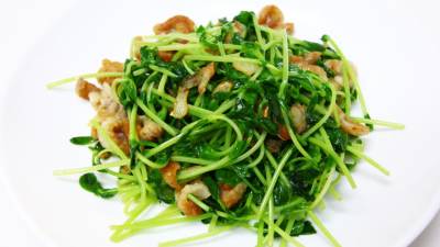 鶏皮の豆苗炒め