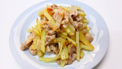 シャキシャキポテトと豚肉の黒こしょう炒め