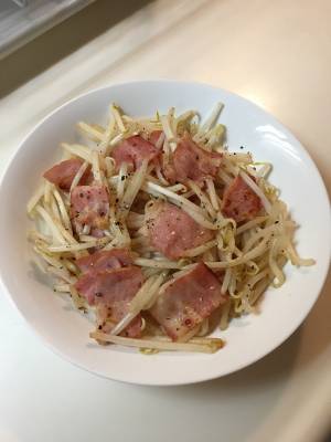 もやしとベーコンの黒こしょう炒め