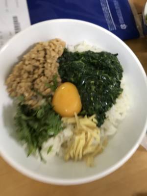 モロヘイヤと納豆のしそごま丼