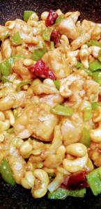 鶏肉とナッツの辛み炒め