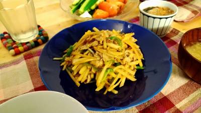 豚こまとじゃがいものせん切り炒め