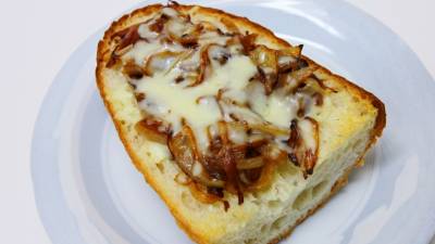 炒めたまねぎのチーズトースト