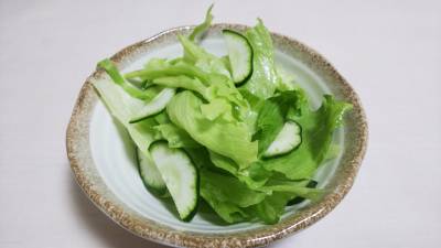 レタスときゅうりのサラダ