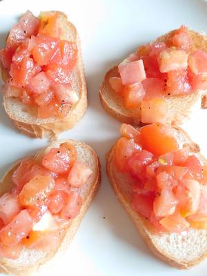 トマトサラダのオープンサンド