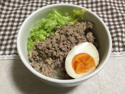 肉みそ丼 しょうゆ卵のせ