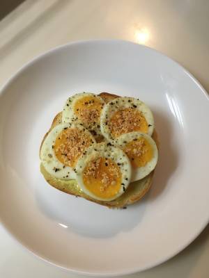 ゆで卵のオープントースト