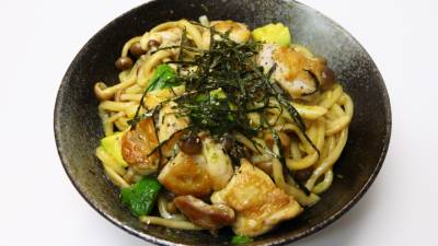 鶏肉とアボカドの焼きうどん