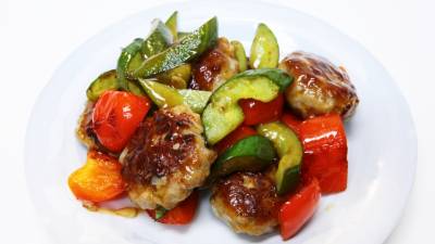 肉だんごとパプリカ、きゅうりの甘酢炒め