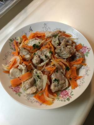 鶏肉とにんじんの蒸し煮