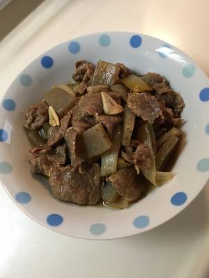 牛肉とこんにゃくの煮込み