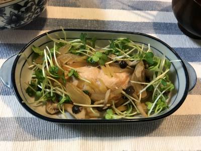 さけとたまねぎ、しめじのポン酢蒸し