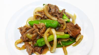 牛肉とたまねぎ、ししとうの炒め丼