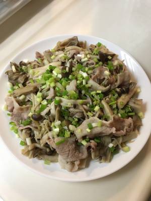 山盛りきのこのフライパン蒸し