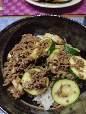 牛ひき肉とズッキーニの炒め物