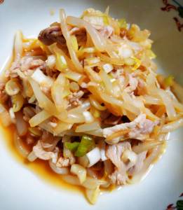 もやしと豚バラ肉のピリ辛あえ