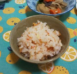 桜えびとしょうがの炊き込みご飯