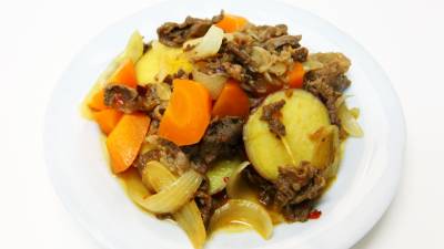 さつまいものピリ辛肉じゃが風