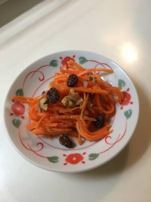 春にんじんとくるみのサラダ